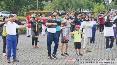  ??  ?? SUKARTI (depan, dua kiri) melakukan senam pagi yang turut disertai oleh warga JKM.