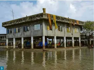  ??  ?? 1 Casa em Bangladesh é atingida por inundação 2 Até mesmo o abrigo contra ciclones foi invadido pela água 3 Marca em uma casa mostra até onde a água subiu; enchente tem efeitos sobre agricultur­a e pecuária 4 Destroços de casa em Immokalee, na Flórida, após a passagem do furacão Irma, que causou inundações graves