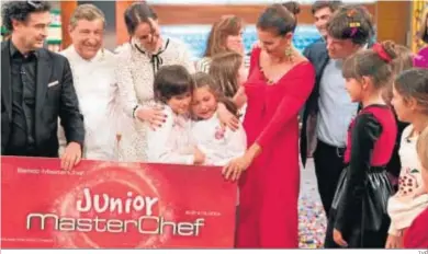  ?? TVE ?? Josetxo Pérez abraza a la finalista de Masterchef Junior 2018, Pachu.