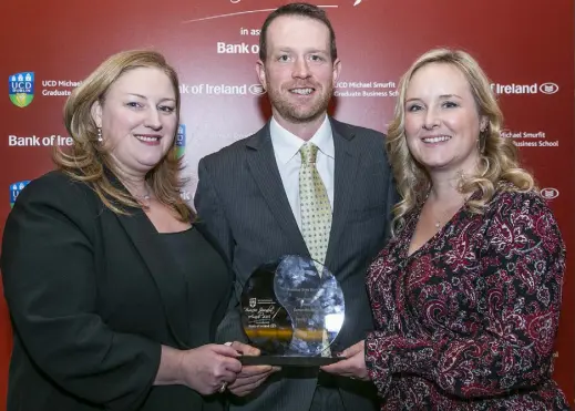  ??  ?? Journalist­s Dearbhail McDonald, Shane Phelan and Samantha McCaughren with their award for Business Story of the Year