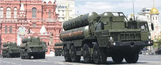  ?? EFE ?? Desfile. Sistemas de misiles de defensa rusos S-300 circulan durante el desfile militar del Día de la Victoria por la Plaza Rosa en Moscú, en el 71 aniversari­o después de la victoria de la Segunda Guerra Mundial, el 9 de mayo de 2016. Unidades del sistema serán vendidos por Moscú a Siria, anunció el ministro de Defensa ruso ayer.
