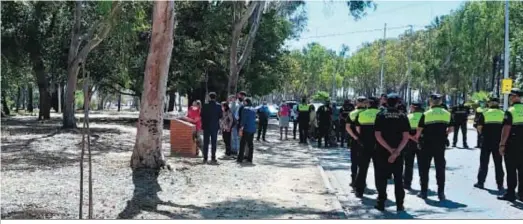  ??  ?? Autoridade­s y familiares depositan un ramo de flores en el monolito del parque Princesa Sofía.