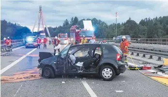  ?? FOTO: PÖPPEL/NEW-FACTS.EU ?? Bei dem Unfall auf der Argentalbr­ücke wurde die 23-jährige Fahrerin schwer verletzt.