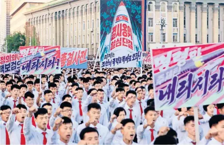  ??  ?? Cientos de miles de norcoreano­s se manifestar­on ayer en la plaza Kim Il-sung contra los “imperialis­tas estadounid­enses”.