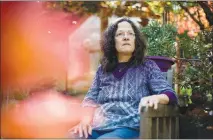  ?? AMANDA LUCIER / THE NEW YORK TIMES ?? Dr. Marie Valleroy suffers from multiple sclerosis but was able to stop working because of the Affordable Care Act. People in transition because of layoffs, moves, illness or new ventures turned to the federal marketplac­es as a stopgap health...