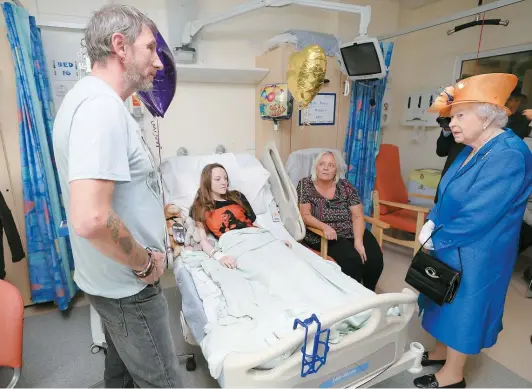  ??  ?? La reine Elizabeth II a visité des enfants blessés lors de l’attentat au Manchester Arena au Royaume-Uni, hier. Elle est ci-dessus avec Millie Robson, 15 ans, sa mère Marie et son père David à l’hôpital pour enfants de Manchester.