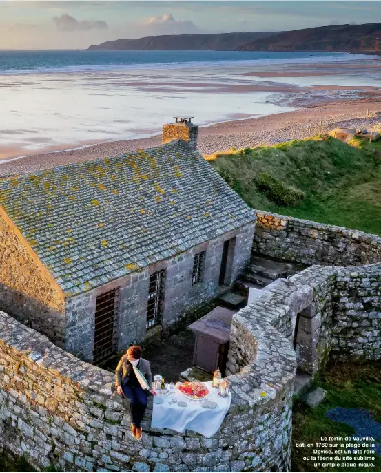  ??  ?? Le fortin de Vauville, bâti en 1760 sur la plage de la
Devise, est un gîte rare où la féerie du site sublime
un simple pique-nique.