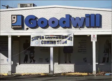  ?? H John Voorhees III / Hearst Connecticu­t Media ?? A fence has been put-up around the closed Goodwill Store at 2 Beaver Brook Road in Danbury.