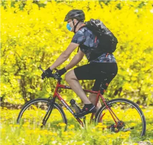  ?? DAVE SIDAWAY ?? Beautiful weather brought many residents out to the city bike paths on Sunday.