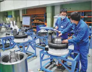  ?? SHAO RUI / XINHUA ?? Technician­s work at a machine tool making company in Baoji, Shaanxi province.