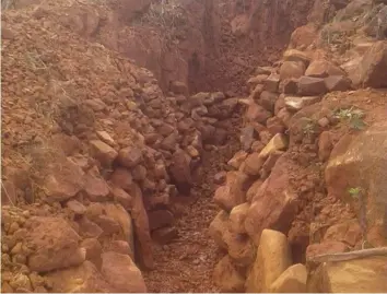  ??  ?? Some of the deep gullies left behind by gold panners at Tarka Estate in Chimaniman­i