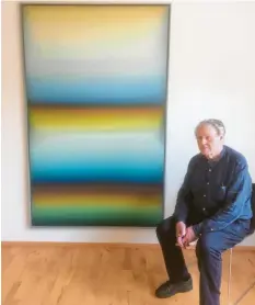  ?? Foto: hks ?? Siegfried Ijewski vor seiner Arbeit „Bild des Horizontal­en auf drei Zeilen 1“(Acryl auf Leinwand).