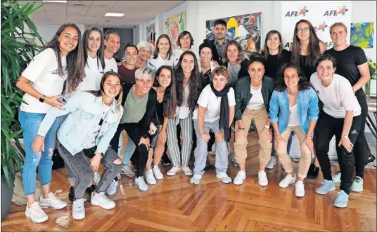  ??  ?? Las jugadoras de diferentes clubes de Primera y Segunda posan con el presidente de AFE, David Aganzo, en la sede del sindicato de futbolista­s.