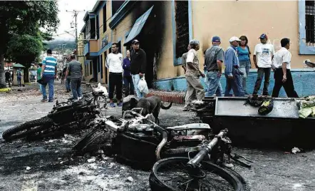  ?? Carlos Eduardo Ramirez/Reuters ?? Motociclet­as queimadas após protesto no interior da Venezuela; onde de mobilizaçõ­es já deixou 43 mortos no país