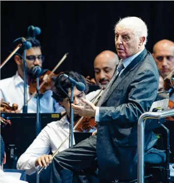  ?? Foto: G. Matzka, dpa ?? „Das Orchester ist absolut einzigarti­g“: Daniel Barenboim am Pult des West-Eastern Divan Orchestra.