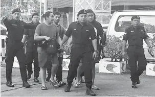  ??  ?? TANGGUNG AKIBAT: Lima tertuduh warga Brunei diiringi anggota polis ke Mahkamah Majistret Limbang semalam.