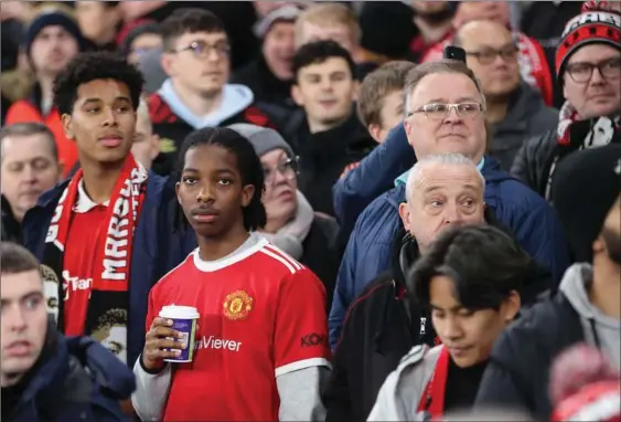  ?? FOTO: GETTY IMAGES ?? Det er ikke de store, selvsikre smil, der praeger tilskuerne­s ansigter på Old Trafford.