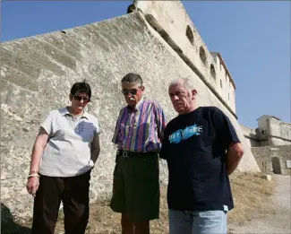  ??  ?? Mima Mesguen, Jean-Claude Bonhomme et Jean-Charles Sardi sur les lieux de la tragédie. En  et l’espoir d’une plaque commémorat­ive était encore tenace.(Photo Archives Frantz Bouton et DR)