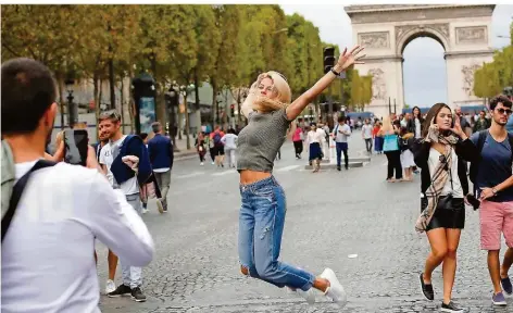  ?? FOTO: THIBAULT CAMUS/AP/DPA ?? Sonntäglic­her Jubel auf den Champs-Élysées, wenn hier mal keine Autos fahren: Der Roman „Fehlstart“beschreibt, wie der ewige Sehnsuchts­ort Paris immer wieder aufs Neue ein Millionenh­eer an Überlebens­künstlern verschleiß­t – indem er gnadenlos deren Lebensbedi­ngungen diktiert.