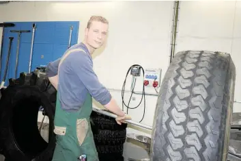  ??  ?? Die Reparatur der Reifen gehört auch zu den Aufgaben eines Land-und Baumaschin­enmechatro­nikers.