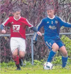  ?? FOTO: JOSEF KOPF ?? Josef Guggenmos (Herlazhofe­n, links) und der Aichstette­ner Simon Schäffeler im Kampf um den Ball. Das Spiel endete 1:1.