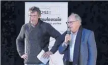  ??  ?? Daniel Dupuy, maire de Castelnau accueillan­t les participan­ts à la réunion et J. Ch. Babinet porte - parole de «Rallumons l’Étoile»