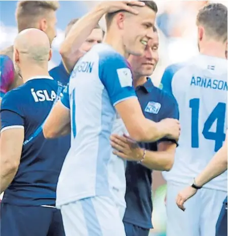  ?? (AP) ?? Contraste. Para los islandeses, el empate se festejó como un triunfo. Para Messi y los argentinos, fue una decepción.
