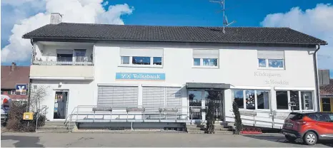  ?? FOTO: SUSI DONNER ?? Die Lindenberg­er Volksbank schließt Ende März ihre Filiale in Niederstau­fen.