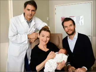  ?? (Photo T.P.) ?? Franck et Inès, heureux parents d’un petit Valentin mis au monde par l’équipe médicale du professeur Bruno Carbonne, chef du service de gynécologi­e au CHPG.