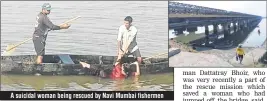  ??  ?? A suicidal woman being rescued by Navi Mumbai fishermen