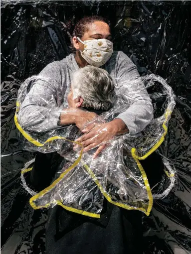  ??  ?? The First Embrace
Mads Nissen, Denmark, Politiken/Panos Pictures