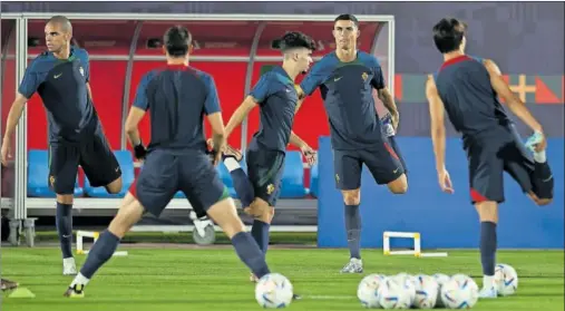  ?? ?? Cristiano, junto a varios compañeros en un entrenamie­nto previo a los octavos de final.