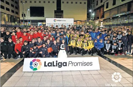  ??  ?? LOS PARTICIPAN­TES. Los más de 200 niños que disputarán LaLiga Promises desfilaron durante la presentaci­ón en Arona.