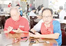  ?? — Photo by Roystein Emmor ?? Chong (right) speaks at the press conference accompanie­d by DAP veteran leader Lim Kit Siang.