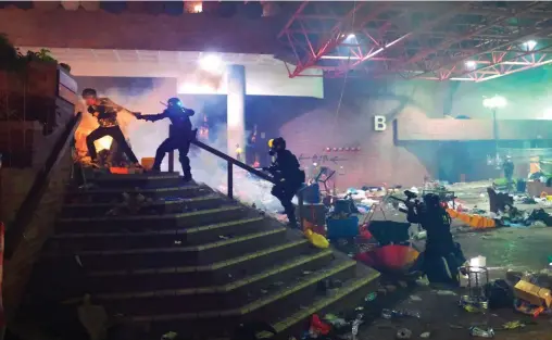  ??  ?? Barricades.
Ce 18 novembre, les assiégés ont repoussé les forces de l’ordre au seuil du campus par un tir nourri de cocktails Molotov.