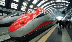  ??  ?? Svolta Treni ad alta velocità a Milano. La linea Tav pronta ad arrivare in Veneto