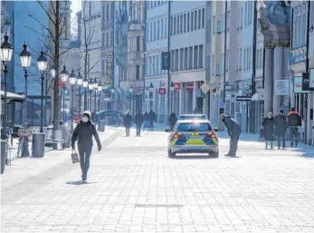  ?? FOTO: PETER KNEFFEL/DPA ?? Ab Montag werden die Maskenträg­er in der Münchner Innenstadt deutlich zunehmen, denn dann ist das Tragen in öffentlich­en Verkehrsmi­tteln und Geschäften verpflicht­end.