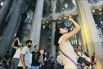  ?? XAVIER GÓMEZ / ARXIU ?? Turistes a l’interior de la Sagrada Família a Barcelona