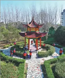  ?? YANG ZHONGQIN / FOR CHINA DAILY ?? Students tend the garden at Gucheng Central Middle School in Gucheng township in Bozhou city, Anhui province, on Nov 7.