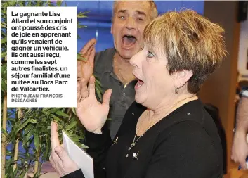  ?? PHOTO JEAN-FRANÇOIS DESGAGNÉS ?? La gagnante Lise Allard et son conjoint ont poussé des cris de joie en apprenant qu’ils venaient de gagner un véhicule. Ils ont aussi reçu, comme les sept autres finalistes, un séjour familial d’une nuitée au Bora Parc de Valcartier.