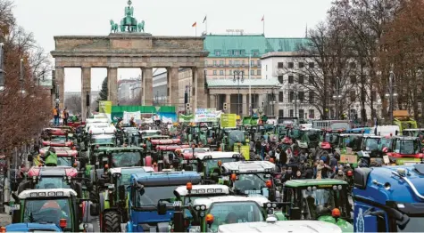  ?? Foto: Bernd von Jutrczenka/dpa ?? Demonstrat­ion der Landwirte in Berlin in der vergangene­n Woche: Auch Rieser beteiligte­n sich an den Protesten.