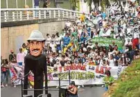  ?? EFE ?? Manifestan­tes ayer en Cali, en la nueva jornada de protesta.