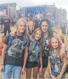  ?? FOTO: CRW ?? Metal kennt keine Altersgren­ze: Fans beim diesjährig­en Summer Breeze Festival in Dinkelsbüh­l.