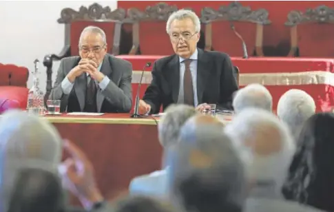  ?? ?? José León-Castro y Pablo Gutiérrez-Alviz, durante la presentaci­ón de ‘Sucedió en Sevilla’ // MANUEL GÓMEZ