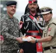  ??  ?? Indian and Pakistani officers mark India’s Independen­ce Day