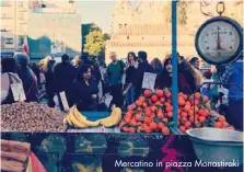  ??  ?? Mercatino in piazza Monastirak­i