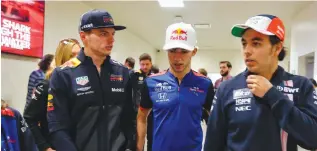  ??  ?? MAX VERSTAPPEN (izq.) advirtió que su objetivo es “destrozar” a su coequipero Pérez (der.).