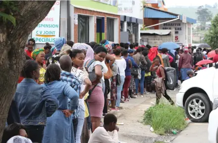  ?? Picture: LULAMILE FENI ?? LOW ON OPTIONS: Hundreds of parents from Mthatha and surroundin­g towns on Tuesday formed an almost 500m queue waiting to buy school uniforms for their children on the day before schools open for the 2019 academic year on Wednesday.