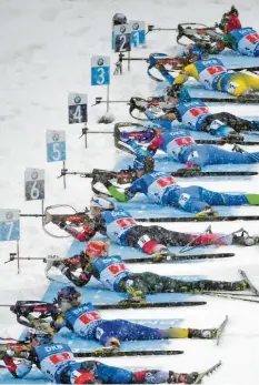  ?? Foto: dpa ?? Im Schneegest­öber von Oberhof hatten die Biathleten mit den Widrigkeit­en des Winters zu kämpfen. Den deutschen Starterinn­en gelang das unterschie­dlich gut.