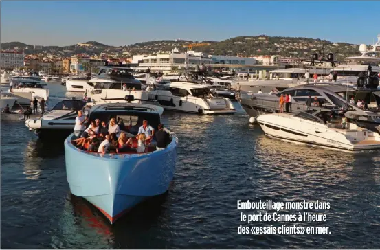  ??  ?? Embouteill­age monstre dans le port de Cannes à l’heure des «essais clients» en mer.